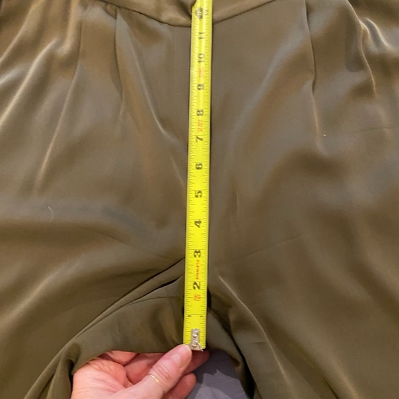 Diane Von Furstenberg. Silk olive green trousers. - Picture 8 of 11